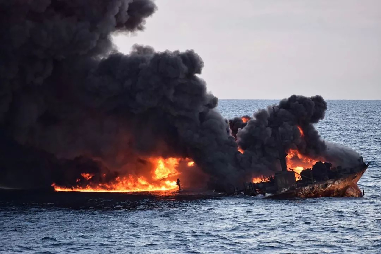Cina: petroliera in fiamme. Oltre cento mila tonnellate di greggi in mare