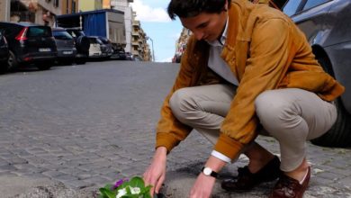 Roma, le buche in strada diventano "vasi" per i fiori