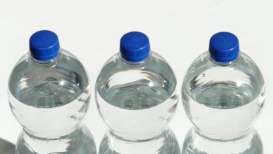 Acqua in bottiglia: il 90 per cento contiene tracce di plastica