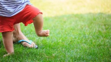 Camminare a piedi nudi: quali sono i benefici del grounding