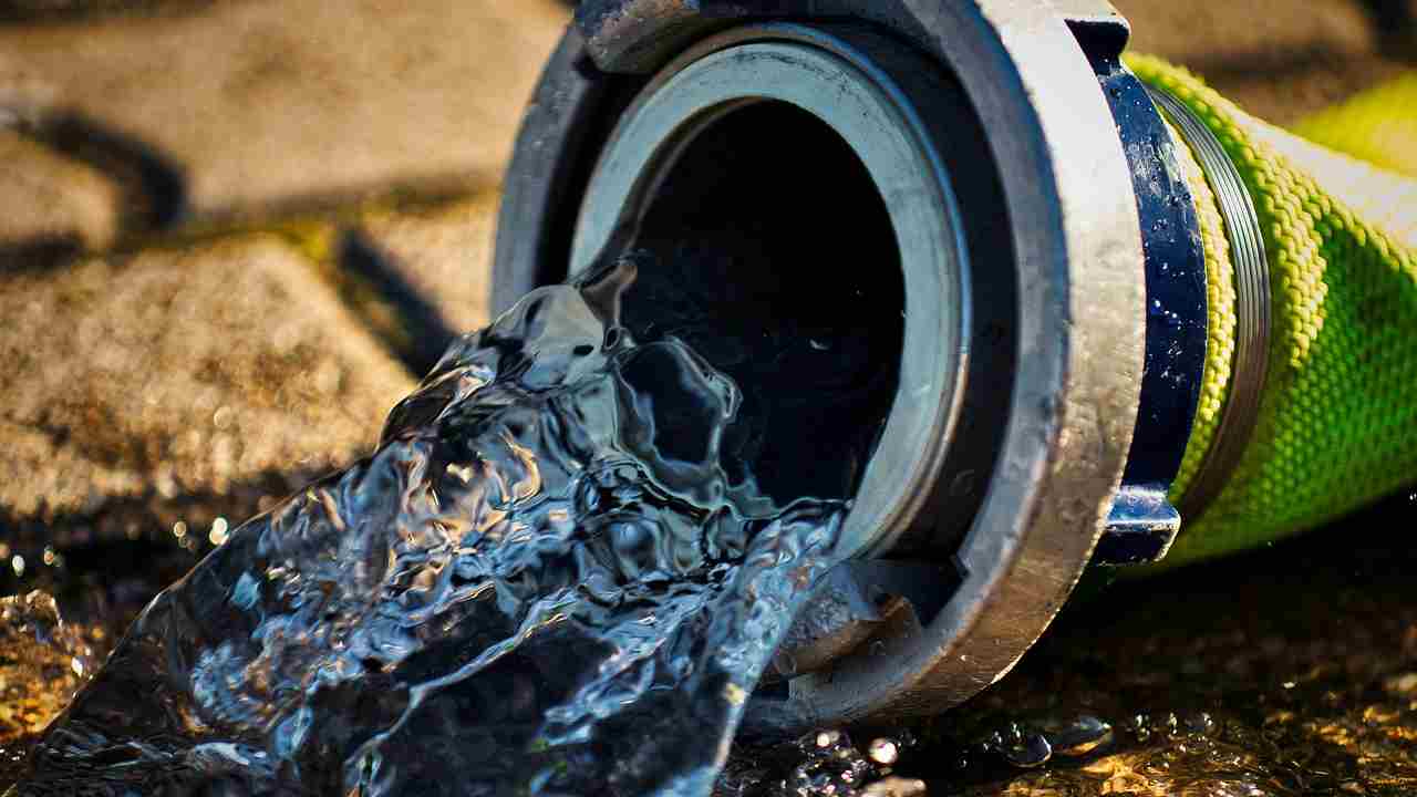 Dispersione e spreco acqua Italia: come funzionano le reti idriche