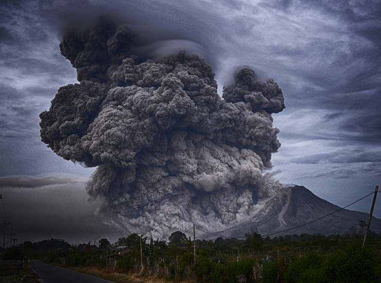 Vulcano in eruzione ed emissioni di CO2
