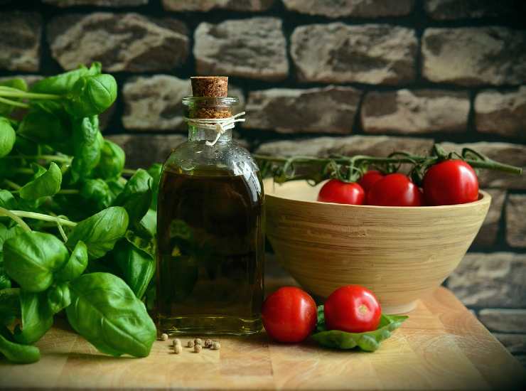 Olio d'oliva, basilico e pomodoro