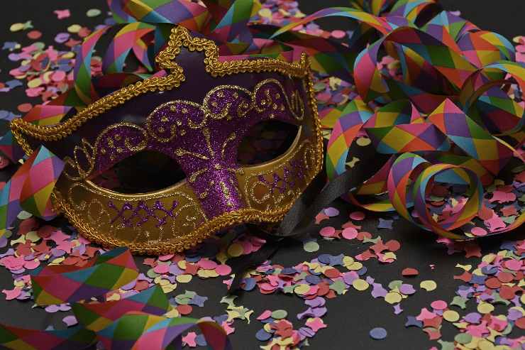 coriandoli e maschere di Carnevale