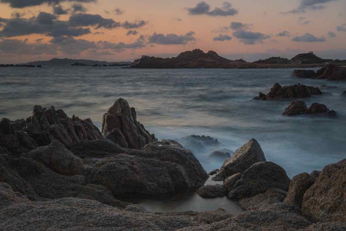 I divieti della Spiaggia Rosa di Buddelli alla Maddalena non rispettati da molti turisti