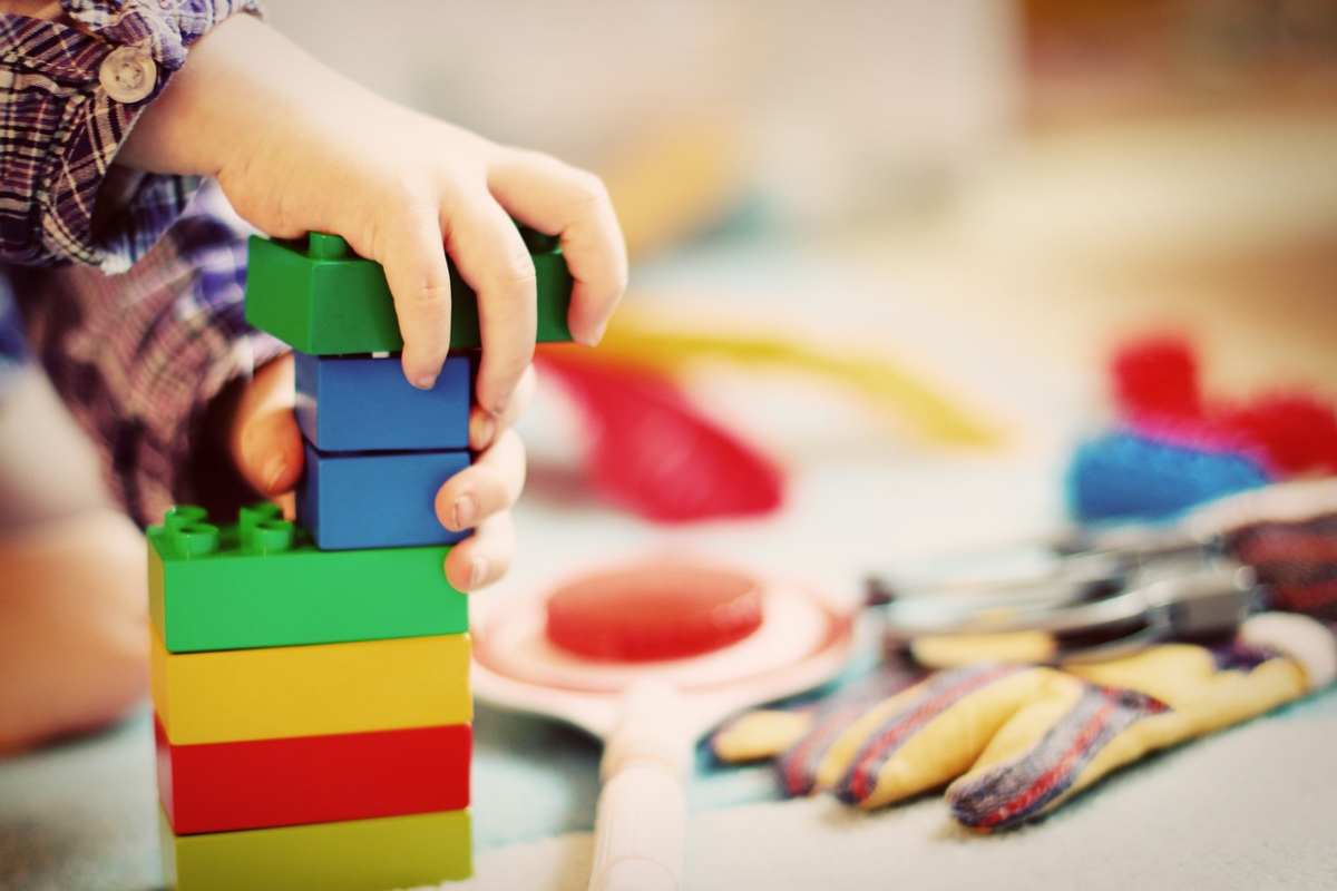 madre punisce bambino che non mette a posto i giochi