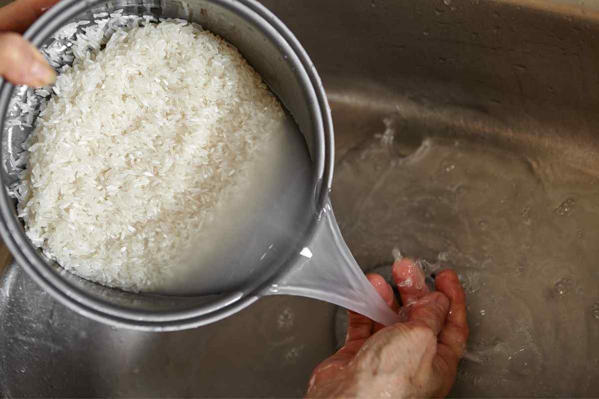 Lavare il riso con l'acqua fredda è importante