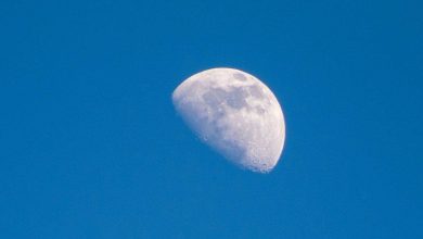 lo spettacolo della luna di giorno