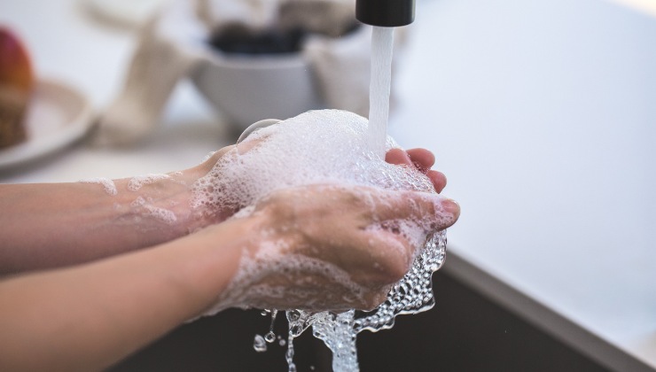 puoi lavarti le mani col sapone dei piatti?