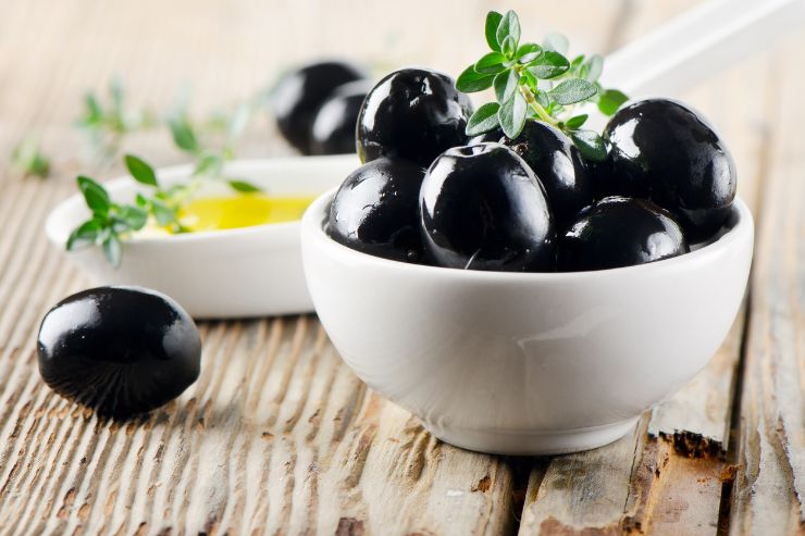 Supermercati: olive nere false