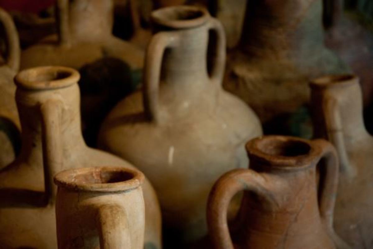 incredibile scoperta dentro antichi vasi