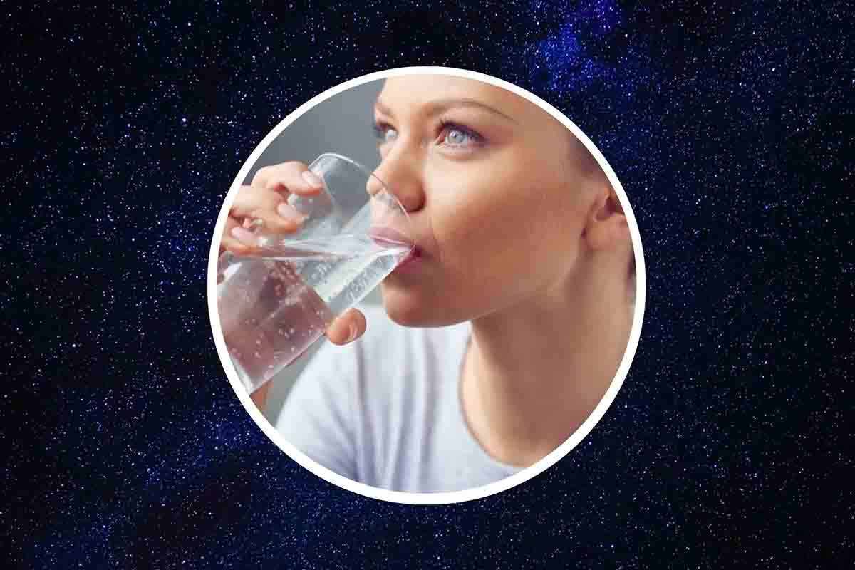 Bere acqua fredda di notte in estate è pericoloso? La verità