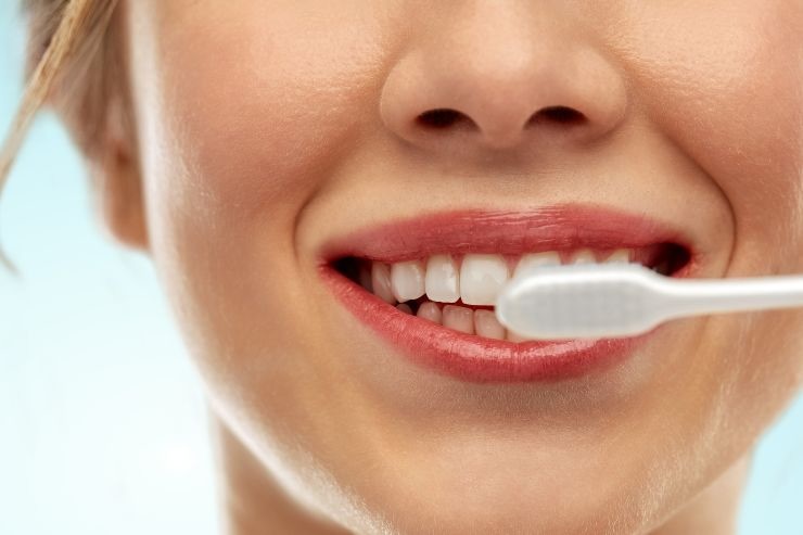 Denti: il trucchetto per averli bianchi e splendenti