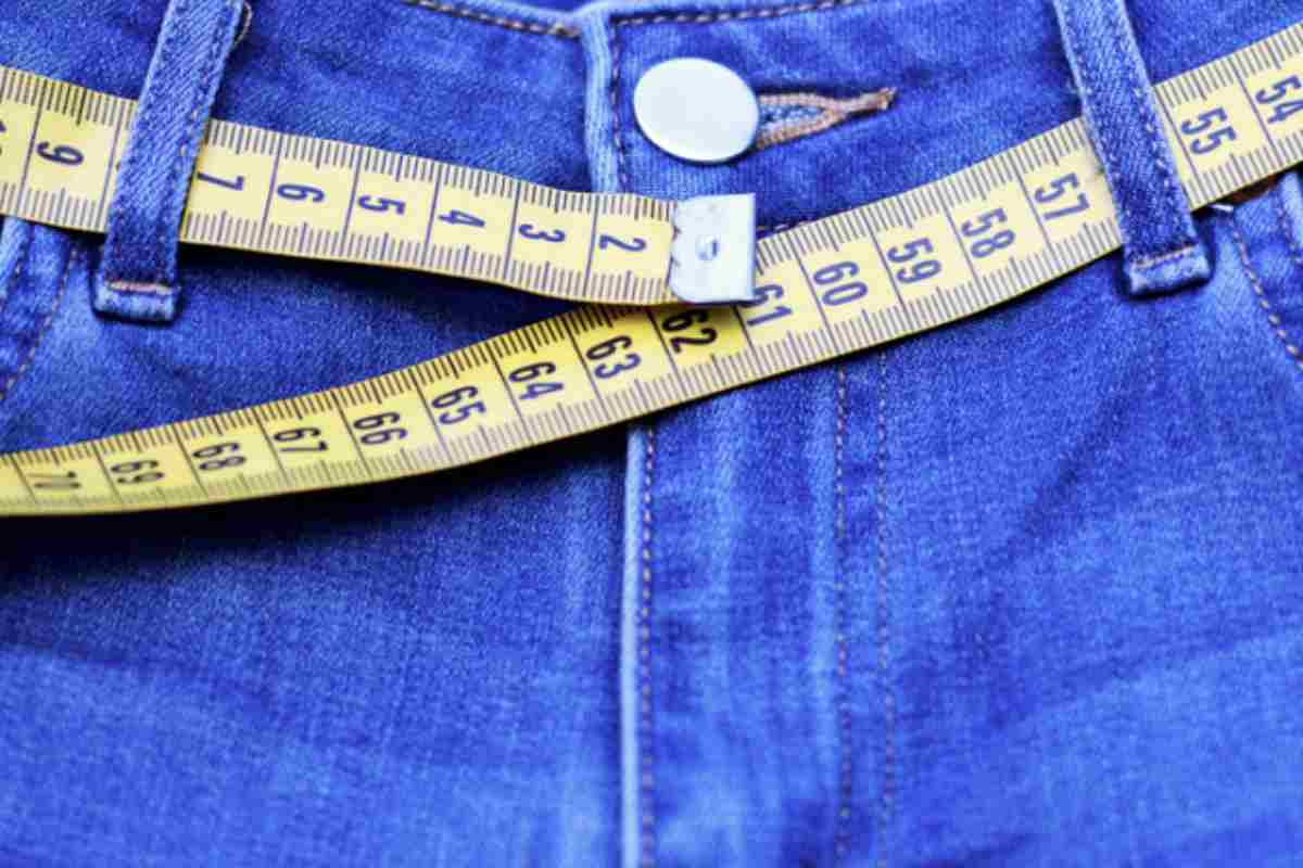 Riciclare la cintura dei jeans non è solo un modo per liberarsi di un oggetto inutilizzato; è anche un passo importante verso uno stile di vita più sostenibile