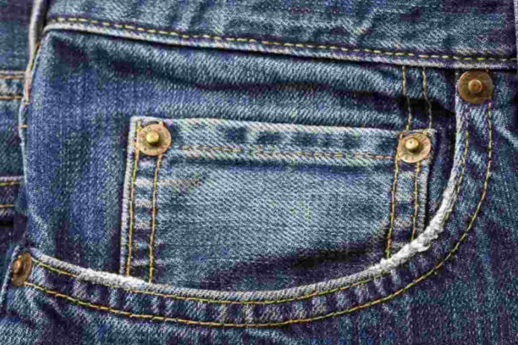 I jeans sono un capo d'abbigliamento amato per la loro versatilità e resistenza. Con il passare del tempo e le mode che cambiano