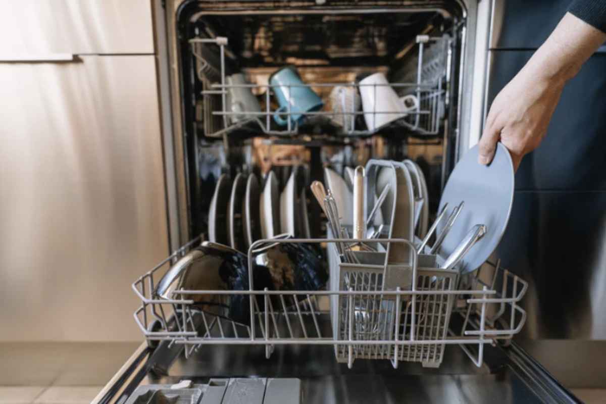 Grazie alla sua funzionalità automatica, permette di risparmiare tempo e acqua rispetto al lavaggio manuale.